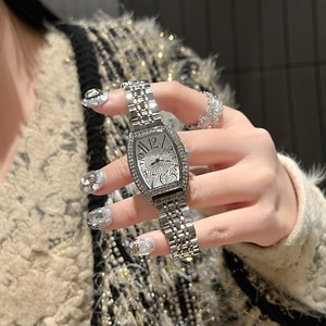 Reloj de mujer con esfera pequeña en forma de tonel, completamente incrustado de diamantes, elegante, exquisito, pequeño, con diamantes incrustados, resistente al agua. - Product Image 3