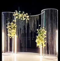 Arche de mariage blanche en fer doré courbé avec support de toile de fond et rideau de cristaux à design miroir