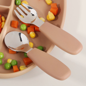 Juego de tenedor y cuchara de acero inoxidable para bebés, utensilios de alimentación de silicona con mango corto para bebés de 0 a 12 meses - Product Image 1