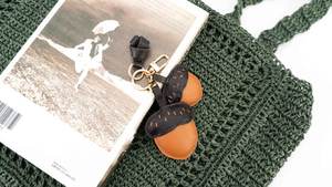 Llavero Artesanal de Cuero Zenos con Diseño de Doble ACORN, Portátil, Pequeño, para Bolsos y Coches - Product Image 6