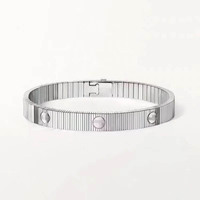 Bracelet en or plaqué 18 carats de style haut de gamme, torsadé, avec un design en forme de croix inspiré du mot « LOVE » et un fermoir réglable ; unisexe.