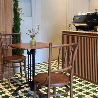 Ensemble de table et chaises de salle à manger en bois massif de style industriel nordique américain, durable pour les restaurants, les bars à domicile, les hôtels, les hôpitaux
