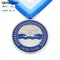 Médaille personnalisée pour équipe de natation, texture ondulée, détail effet éclaboussures, relief de nageur, base bleue scintillante, avec ruban