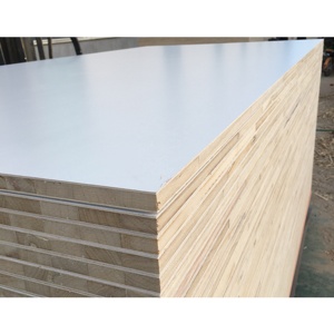 Tableros de Bloques Laminados con Chapa Blanca de Alto Brillo E0 Glue 4*8 de 18 mm, Tableros de Bloques con Chapa de Grado Mueble, Tableros de Bloques de <span class=keywords><strong>Melamina</strong></span> - Product Image 1