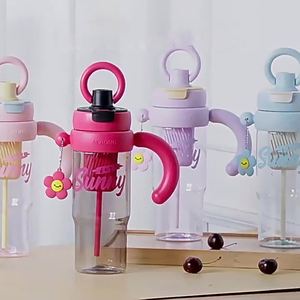 W68 Venta al por mayor, nueva botella de agua de plástico de gran capacidad con asa, para verano, exterior, para helados, con pajita y diseño Lucky Cup - Product Image 2
