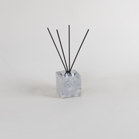 Diffuseur de parfum en marbre naturel avec logo personnalisé STONEKOCC, design minimaliste, parfums variés longue durée
