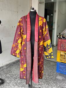 เสื้อคลุมกันธาสีแดงดำลายดอกไม้พิมพ์ลายสไตล์โบฮีเมียน แขนยาว คอจีน ผ้าโพลีเอสเตอร์ทอ ระบายอากาศได้ดี - Product Image 1