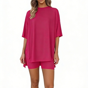 Conjunto de 2 piezas para <span class=keywords><strong>mujer</strong></span>: <span class=keywords><strong>Camiseta</strong></span> <span class=keywords><strong>oversize</strong></span> de manga corta <span class=keywords><strong>con</strong></span> abertura lateral y shorts de ciclista de cintura alta, estilo loungewear Sehe Fashion - Product Image 1
