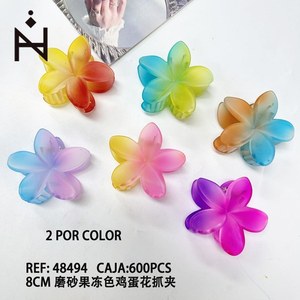 Fermaglio per capelli a forma di fiore di frangipani color gelatina satinata, 8 cm - Product Image 1