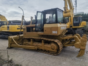 Bulldozer sur chenilles CAT D6G, moteur puissant, engin de terrassement lourd pour chantier de construction - Product Image 2