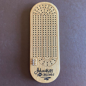 Ensemble <span class=keywords><strong>de</strong></span> <span class=keywords><strong>jeu</strong></span> <span class=keywords><strong>de</strong></span> société Jackaroo Cribbage Board <span class=keywords><strong>2</strong></span> <span class=keywords><strong>joueurs</strong></span> Design avec 120 trous Personnalisable Travel Cribbage Board - Product Image 2