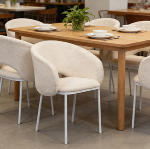 <span class=keywords><strong>Fauteuil</strong></span> en fausse <span class=keywords><strong>fourrure</strong></span> d'agneau style crème, design enveloppant avec pieds en métal blanc, chaise moderne et confortable pour la maison, les cafés et l'usage commercial - Product Image 1