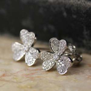 Orecchini a Perno con Cristalli Incastonati per Donne, Eleganti e Minimalisti, Accessori di Moda per Uso Quotidiano - Product Image 4