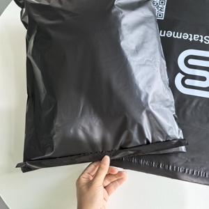 Logotipo personalizado al por mayor bolsas de correo de polietileno Negro adhesivo fuerte sobre de embalaje exprés bolsa de correo de plástico con autosellado - Product Image 5