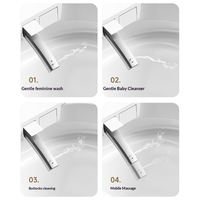 Toilette intelligente en céramique au sol, style moderne et épuré, avec chasse d'eau à capteur au pied, télécommande et lavage des fesses, pour hôtels/villas