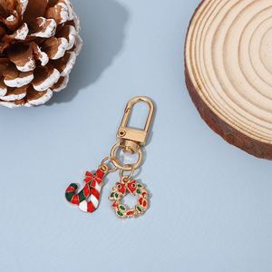 Porte-clés tendance en métal avec revêtement goutte à goutte, motif cerf de Noël et couronne, idéal pour téléphone, sac, pochette, cadeau - Product Image 3