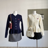 Neue Frühlings-Damen-Strickjacke mit Zopfmuster und Stickerei-Schleife, Einreihiger Pullover mit Rüschensaum, Anpassbar
