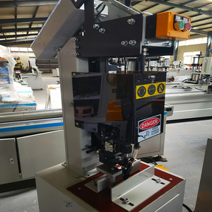Machine à visser pour renforcement en acier des cadres de fenêtre en plastique, fixation rapide en une étape par pédale - Product Image 4