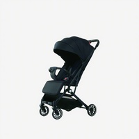 Poussette noire légère, facile à manier et à transporter