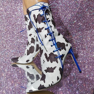 Botines de tacón alto azules con cordones laterales y estampado de vaca, talla grande 47, para mujer, ajuste ancho, estilo vestir - Product Image 2