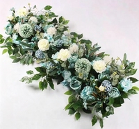 Décorations florales artificielles en rangée, idéales pour les lieux commerciaux, les arrière-plans photographiques, et la décoration de fêtes