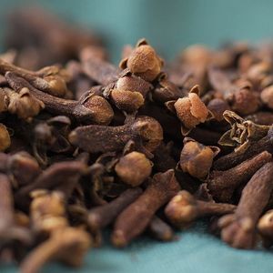 Clous <span class=keywords><strong>de</strong></span> <span class=keywords><strong>girofle</strong></span> entiers séchés naturels <span class=keywords><strong>de</strong></span> haute qualité, épices brunes brutes, Syzygium Aromaticum, herbes simples, tranchés, 1 kg, prêts à l'emploi - Product Image 2