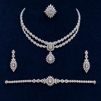 Bride Talk 3A Parure de bijoux de déclaration en cuivre avec zircone cubique CZ, motif pétales coniques multi-niveaux et finition brillante, comprenant Collier, Bague, Boucles d'oreilles et Bracelet