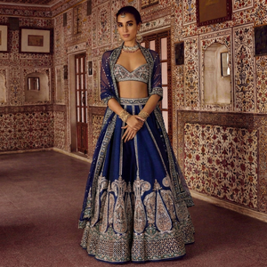 Lehenga de seda tailandesa con diseño de Dori, bordado con hilo y lentejuelas, blusa de seda tailandesa con lentejuelas, Dori y bordado con hilo, y dupatta de red. - Product Image 1