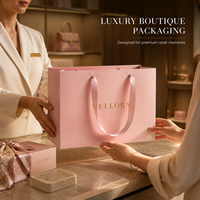 Sac en papier recyclable avec poignée en ruban carton ivoire et logo personnalisé doré, vente en gros pour emballage de luxe durable pour boutiques et détaillants