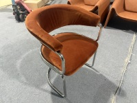 Fauteuil de salle à manger en velours caramel, structure en métal chromé, chaise d'appoint à dossier incurvé de style mid-century pour salle à manger ou bureau