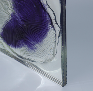 Panneau mural moderne en verre peint avec motif plume violette, forme rectangulaire, structure plate durable - Product Image 4