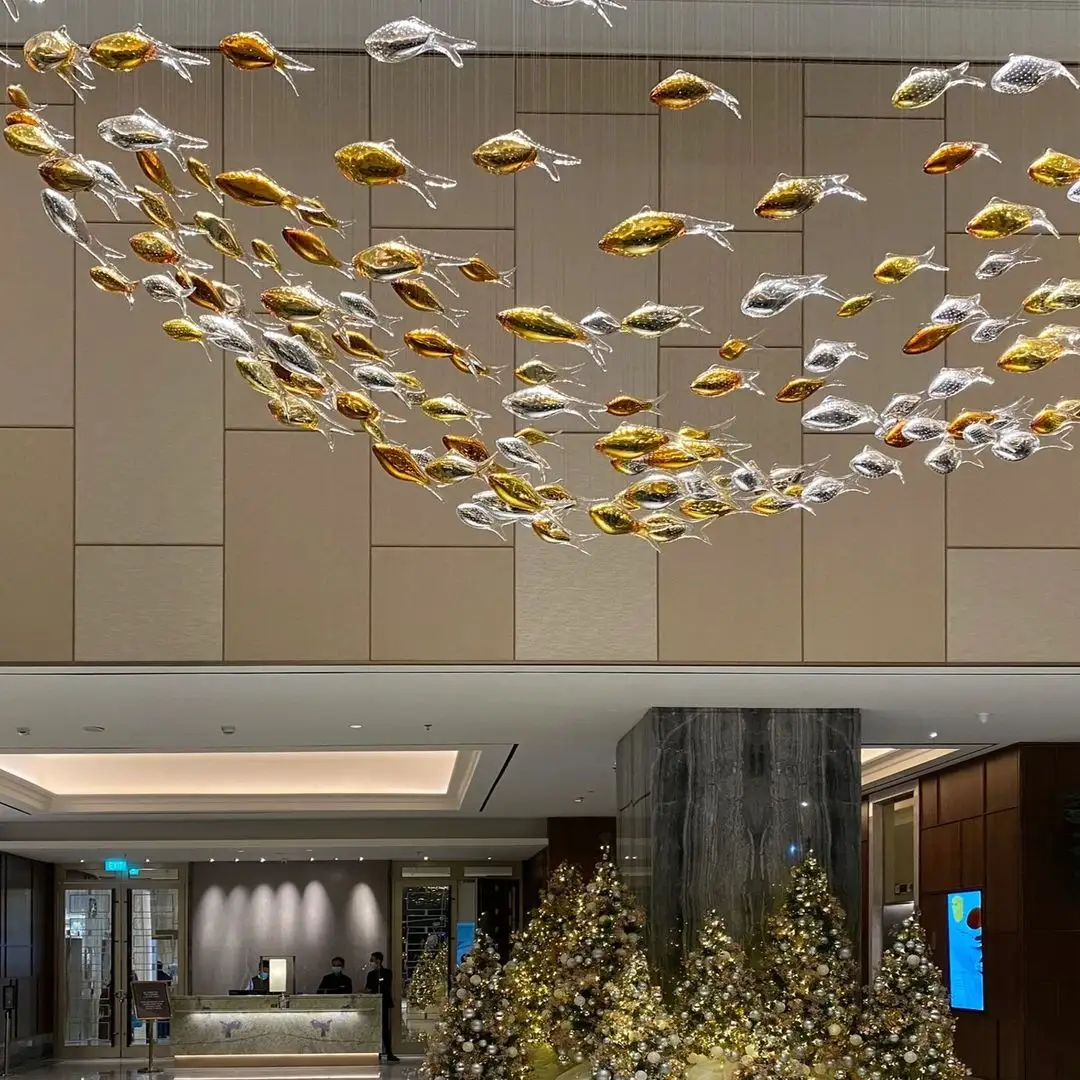 2024 Best Verkopende Gouden Vis Sculptuur Opknoping Plafond Decoratief Licht Hotel Lobby Verkoopcentrum Moderne Kroonluchter