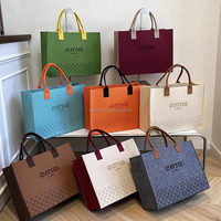 Sac cadeau en feutre épais avec logo personnalisé, couleur personnalisée, poignée chaîne, pompon, entièrement ouvert, emballage souple, OEM ODM, commande en gros