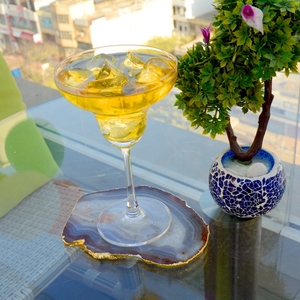 Posavasos de ágata chapado en oro con borde de ágata galvanizado, posavasos para bebidas con plataforma de oro pulido, venta al por mayor - Product Image 1