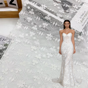 Tissu en dentelle à motif de petites fleurs en gros, tissu en maille à fond en dentelle, polyester, broderie 3D, voile de mariée, tissu en dentelle pour <span class=keywords><strong>robe</strong></span> de mariée française - Product Image 1