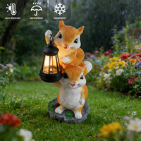 Solarbetriebenes Eichhörnchen-Paar zum Aufhängen am Baum, handgefertigte Eichhörnchen aus Kunstharz mit schwarzer Laterne, elegante Außendekoration