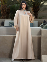 Robe longue élégante pour femmes musulmanes du Moyen-Orient, en satin gaufré couleur unie, ornée de strass et de plumes