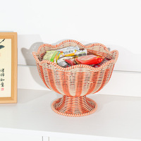 Geïndividualiseerde gegolfde PP rotan fruitkom met voet, decoratieve fruitmand voor aanrecht, snack- en snoepdisplaykom