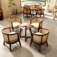 Ensemble table et chaise en rotin et bois massif de style nordique pour les coins lecture, les zones de réception et les espaces de réunion