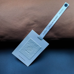 Tùy chỉnh cao cấp giấy <span class=keywords><strong>hangtags</strong></span> mô hình dập nổi làm xáo trộn miễn phí quần áo thẻ thân thiện với môi trường - Product Image 1