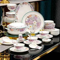 Service de table en porcelaine fine à motifs floraux violets vibrants avec bordure bleu clair, vaisselle en céramique haut de gamme pour banquets