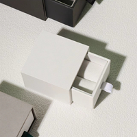 Boîte cadeau personnalisée réutilisable en forme de livre en carton gris avec tiroir pour bijoux de mode, avec laminage mat UV et gaufrage