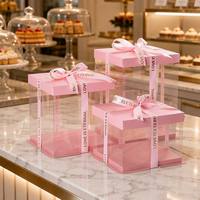 Boîte à gâteau avec couvercle en papier rose, base rose et panneaux latéraux transparents. Matériel de qualité alimentaire, écologique, sans ruban