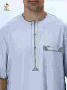 เสื้อคลุมโทบผ้าฝ้ายสีเทาอ่อนสำหรับผู้ชาย แบรนด์อัลฮาราเมน แขนสั้น ยาวคลุมเท้า ระบายอากาศได้ดี ชุดละหมาดแบบดั้งเดิมของชาวอาหรับ ผ้าฝ้ายคุณภาพดี - Product Image 4