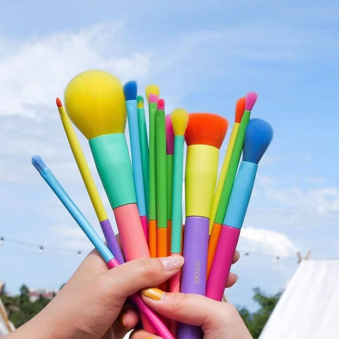 Private Label Soft Dense Synthetic Hair Plastic Handle 15pcs Wholesale Makeup Brushes Makeup Brush Set