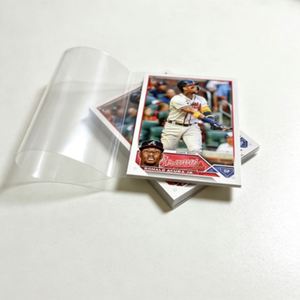 Ensemble de cartes à collectionner de baseball Topps, mettant en scène des lanceurs et des frappeurs en poses dynamiques, design classique, matériau papier, taille 7 pouces - Product Image 2