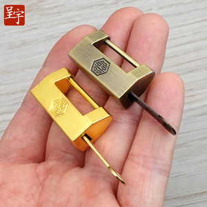 Candado Rectangular Chengyu Doble Felicidad en Bronce Dorado con Apertura Horizontal y Espaciado de 2cm, Especial para Bodas - Product Image 1
