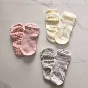 Chaussettes de sport antidérapantes pour femmes, confortables et respirantes, idéales pour le Pilates et le yoga, usage en <span class=keywords><strong>studio</strong></span>, prix d'usine, vente en gros - Product Image 4