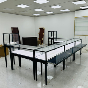 <span class=keywords><strong>Vitrine</strong></span> de bijoux en verre de haute qualité avec un cadre en fer noir élégant idéal pour un usage commercial Pieds amovibles pour la portabilité - Product Image 1