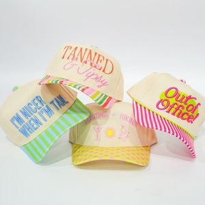 Casquette Trucker de Mariage Bicolore en Sergé de Coton avec Logo 3D Brodé Personnalisé, Visière Structurée Imprimée et Fermeture Snapback – Modèle A-Frame Haute Qualité - Product Image 1